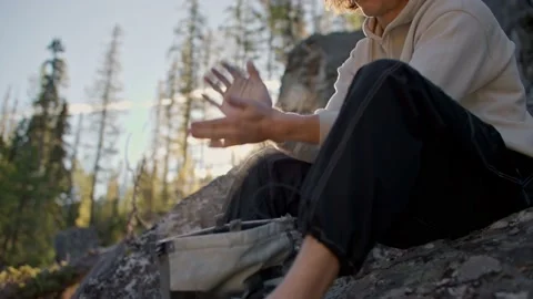 Close up of rock climber putting chalk on hands, claps hands 库存影片 220305987
