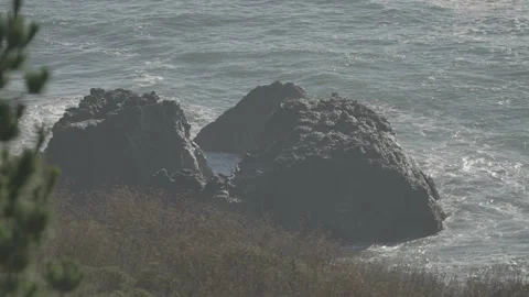 Close-up of rocks at beach edge, San Francisco Vídeos de archivo 333194193