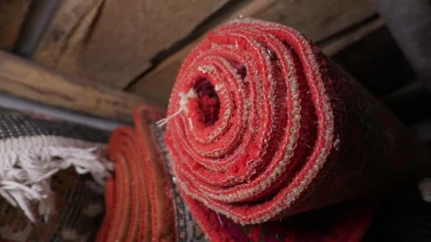 Close Up of a Rolled Red Persian Rug in a Traditional Textile Shop Vídeos de archivo 335645275