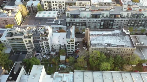 Close rooftops with skylights and roof decks in Greenpoint, Brooklyn 스톡 동영상 164976969