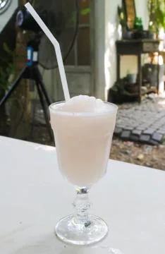 Close up of rose tea Smoothie on the table Stockfoto's
