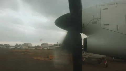Close-up of rotating airplane propeller and rows of small passenger planes at Vídeo Stock 264688596