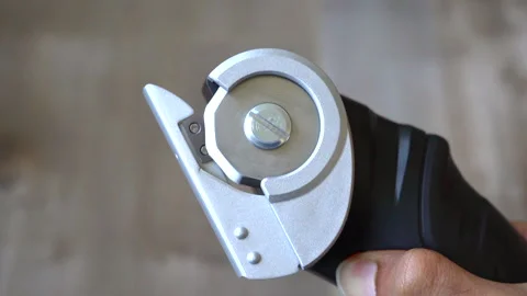 Close-up of a rotating blade on electric scissors Vídeos de archivo 325761572