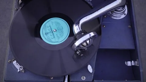 Close-up of a Rotating Gramophone Record on an Old Gramophone Top View. Видео 251785889