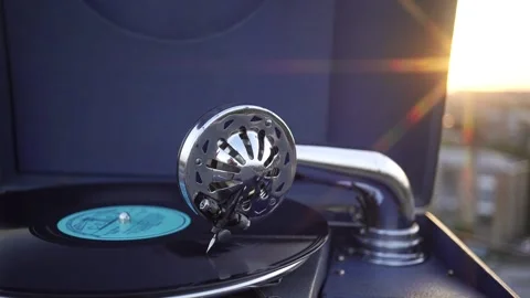 Close-up of a Rotating Gramophone Record on an Old Gramophone at Sunset. 動画素材 251785898