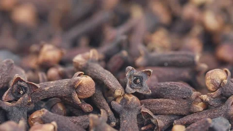 Close rotating view of cloves placed over a table Vídeo Stock 147690945