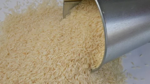 Close rotating view of rice filled in steel glass Vidéo 147693619