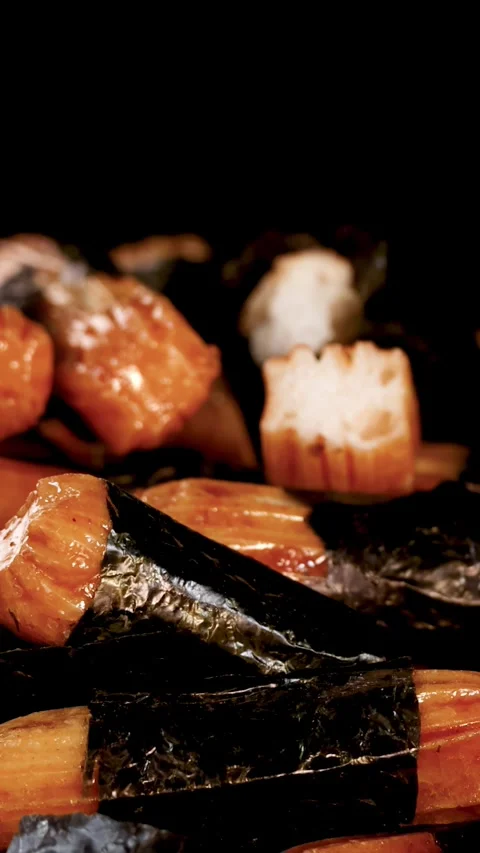 Close-Up Rotation of Assorted Japanese Rice Crackers Snack Vídeo Stock 321379900