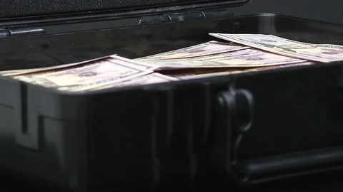 Close up rotation of case full of one million dollars Vídeos de archivo 82415382