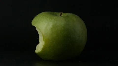 Close-up rotation green apple covered by drops of water. 動画素材 108970256