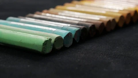 Close-up of the rotation of a set of pastel crayons. Colorful chalks. Accesso Stock-Footage 106565810