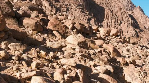 Close-up of a rough brown stone wall texture with natural earthy patterns of roc Stock-Fotos
