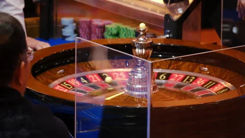 Close-Up of a Roulette Wheel in Motion at a Casino Видео 308848254