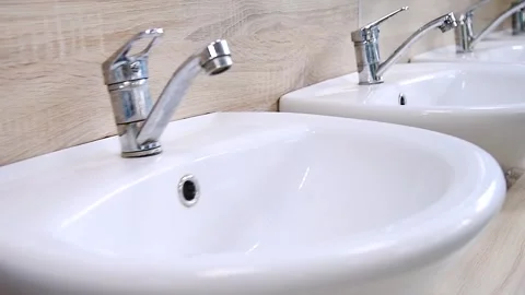 Close-up of row modern ceramic wash hand basins Vídeo Stock 255442249