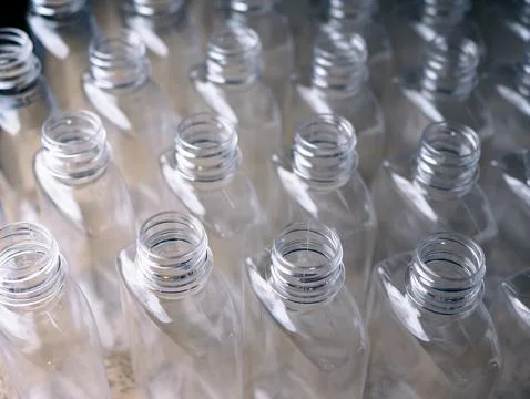 Close up Row of plastic drink water bottlesfor filling process. Foto stock