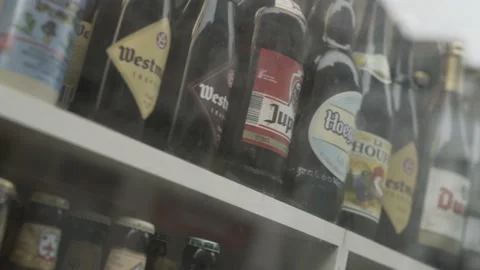 Close up on rows of beer on shelves Stock-Footage 131510366