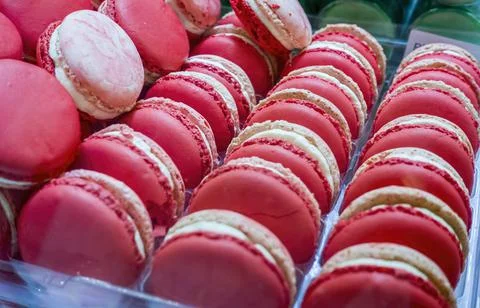 Close-up of rows of red strawberry-flavored macaroons Stock-Fotos