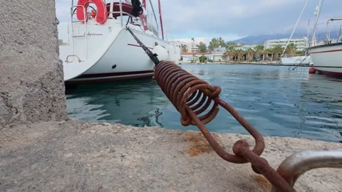 Close up of rusted mooring shock absorber and chain on harbor dock Vidéo 337459131