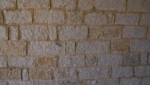 Close-up of rustic stone wall with irregular granite rocks Foto stock