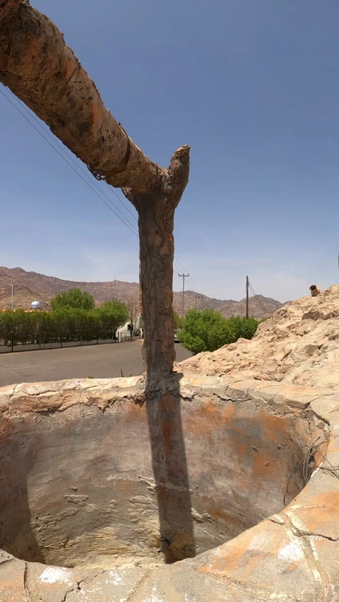 Close-Up of Rustic Stone Well Structure in Desert Town Setting Vídeo Stock 320588581