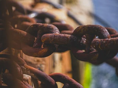 Close-up of rusty chains in port Foto stock