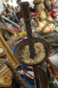 Close up of a rusty hilt and guard of an antique fencing foil among vintage.. Foto stock