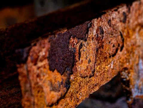 Close Up Rusty Metal Edge with Peeling Orange Corrosion Texture Background 库存照片