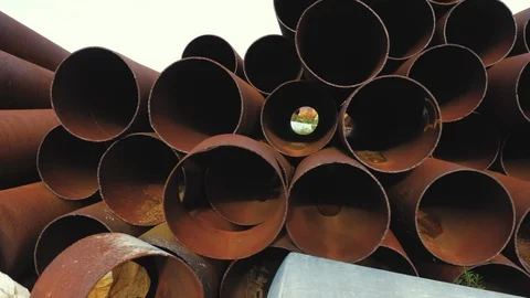 Close up on rusty pipes 動画素材 93976824