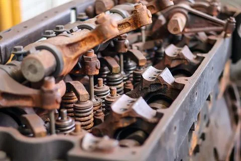 Close-up of rusty vintage engine valve train with rocker arms and springs. Foto stock