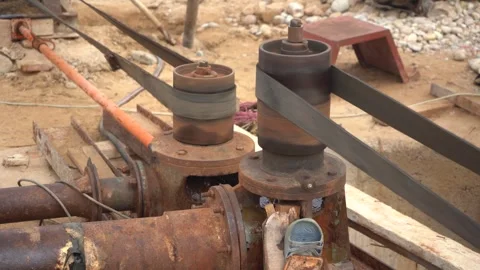 Close-Up of Rusty Water Pump Belts and Pulleys in Motion with Engine Sound Vídeos de archivo 334181623