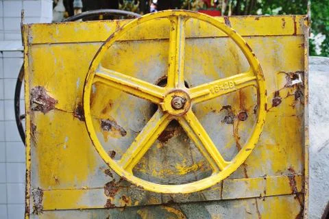 Close-up Rusty Yellow V-Belt Pulley of Construction Equipment Foto stock