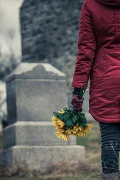Close-up of a Sad in front of a Gravestone. Foto stock