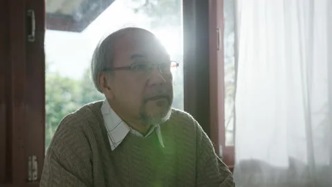 Close up : Sad old retired gray haired grandpa asian man sitting alone 스톡 동영상 140782294