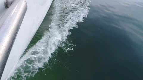 Close up of sail boat bow moving through water Vidéo 26005661