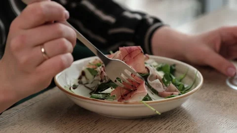 Close-up of salad with prosciutto Vidéo 200839698