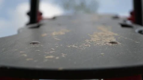 Close-Up of Sand-Covered Exercise Bench at Outdoor Gym Fotos Stock