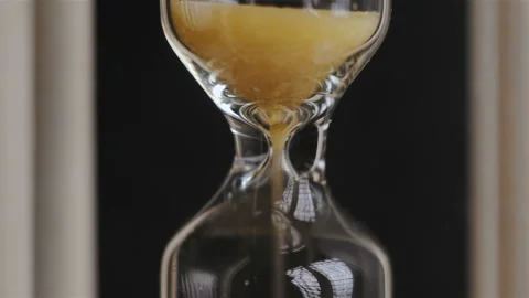 Close-up of sand in an hourglass Vídeos de archivo 96281482