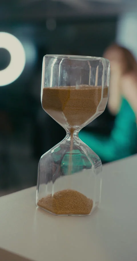 Close-up of a sand hourglass where the countdown has just begun, with plenty of 스톡 동영상 322859385