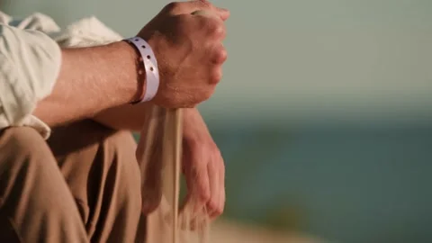 Close up of sand pouring from the hand on the beach on a sunny summer day. Sea Vídeo Stock 157599899