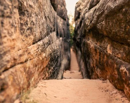 Close up of sandy step in narrow passage between stones in canyonlands nation Foto stock