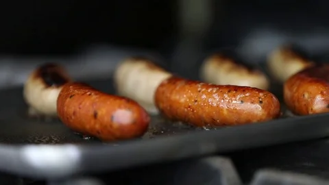 Close Up of Sausages in pan Stockbeeldmateriaal 80886254