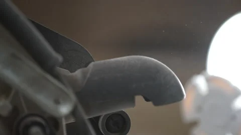 Close up of saw dust ejecting through the back of the saw. Vidéo 60690129