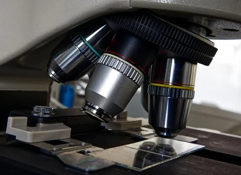 Close-up of Scientific Optical Microscope. Laboratory Microscope with metal.. Foto stock