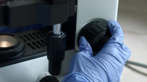 Close-up of scientist hands tuning microscope Vidéo 51982528