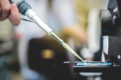 Close-up scientist hold Sperm analysis preparation Micropipette Process IVF Stock-Fotos