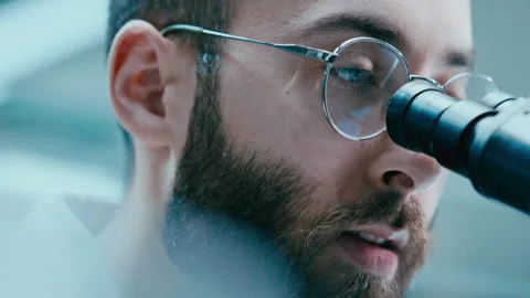 Close Up of Scientist Using Microscope and Explaining Research Findings in Lab Видео 331337752