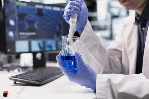 Close up of scientist at work in chemistry lab prepares solution with pipette Stockfoto's