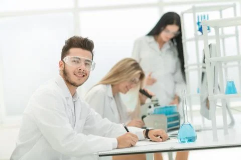 Close up.the scientist writes data to the log. Foto stock