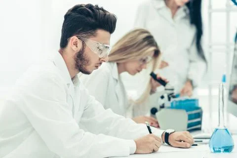Close up.the scientist writes data to the log. Foto stock