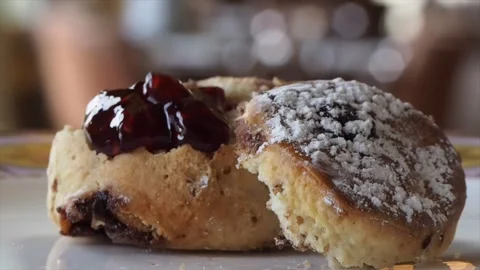 Close Up Of A Scone With Strawberry Jam Being Poured Onto It, London, UK Vídeos de archivo 133120343